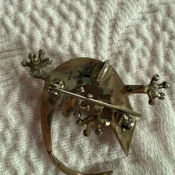 Stylish Silver Gecko Brooch with Blue Accents - Picture 3 of 6